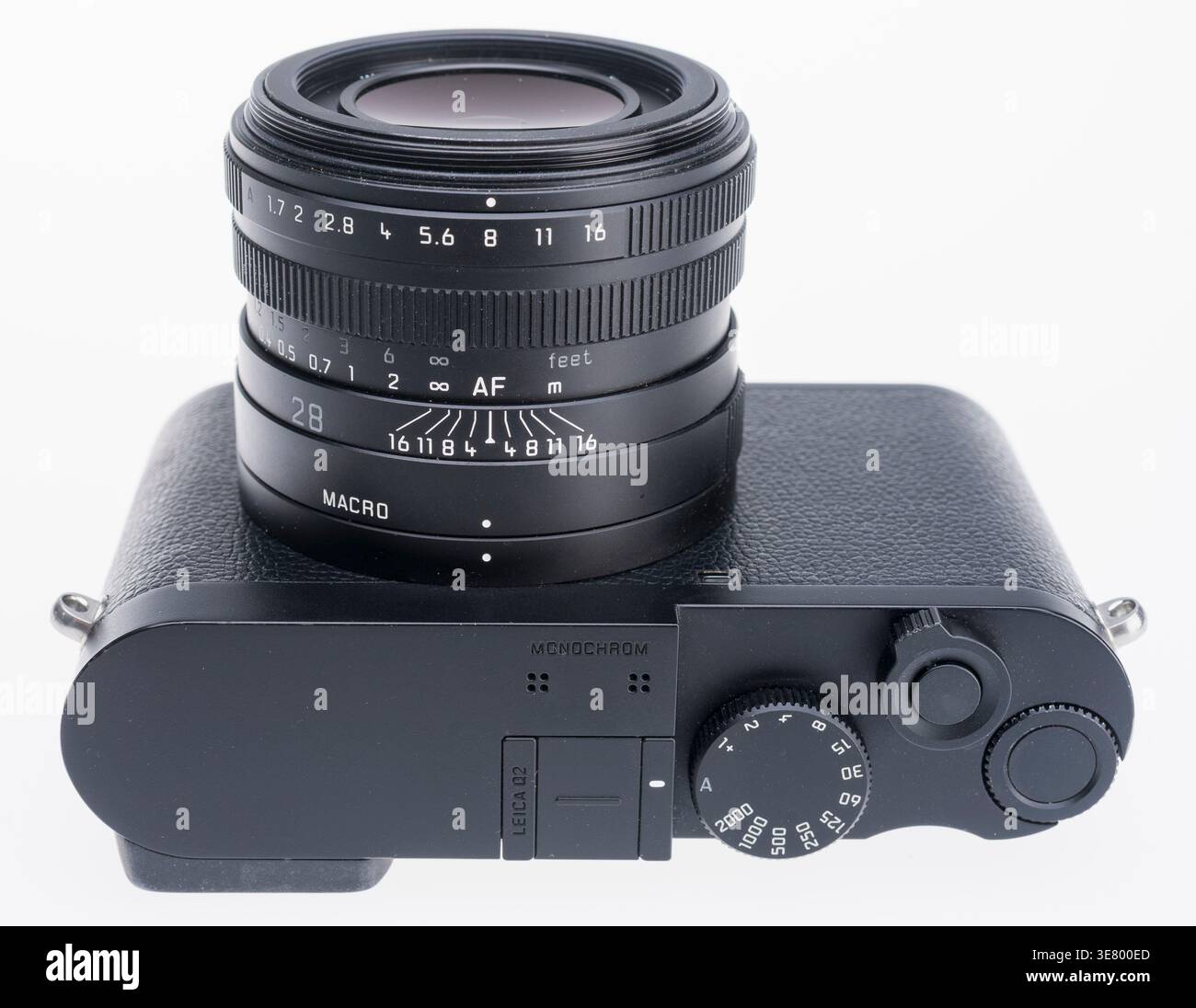 Una fotocamera digitale monocromatica Leica Q2 nera viene mostrata dall'alto con il suo obiettivo da 28 mm, evidenziando i contrassegni dell'obiettivo e i controlli della fotocamera Foto Stock