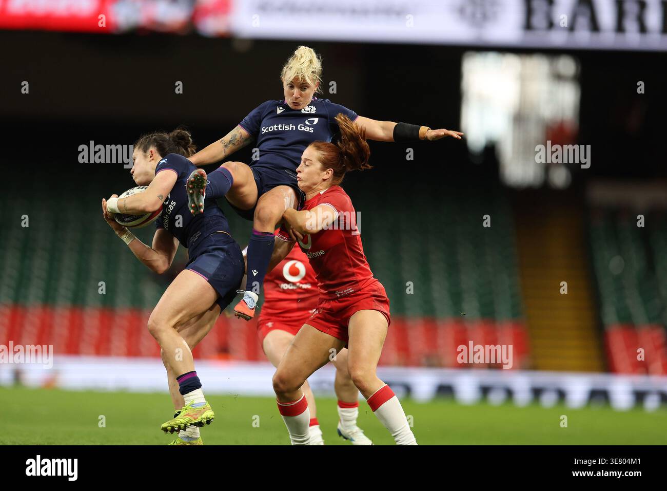 Cardiff, Regno Unito. 11 aprile 2026. Chloe Rollie della Scozia (c) prende un volo tra Rhona Lloyd of Scotland (l) e Lisa Neumann del Galles (r). Galles contro Scozia, 2026 Guinness Women's Six Nations match al Principality Stadium di Cardiff sabato 11 aprile 2026. foto di Andrew Orchard/Andrew Orchard Sports Photography/ Alamy Live News Credit: Andrew Orchard Sports Photography/Alamy Live News Foto Stock