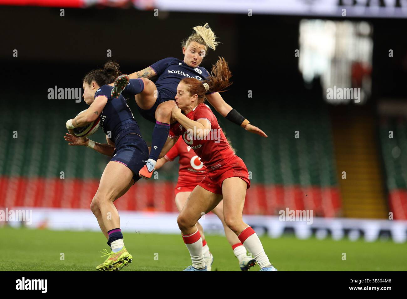 Cardiff, Regno Unito. 11 aprile 2026. Chloe Rollie della Scozia (c) prende un volo tra Rhona Lloyd of Scotland (l) e Lisa Neumann del Galles (r). Galles contro Scozia, 2026 Guinness Women's Six Nations match al Principality Stadium di Cardiff sabato 11 aprile 2026. foto di Andrew Orchard/Andrew Orchard Sports Photography/ Alamy Live News Credit: Andrew Orchard Sports Photography/Alamy Live News Foto Stock