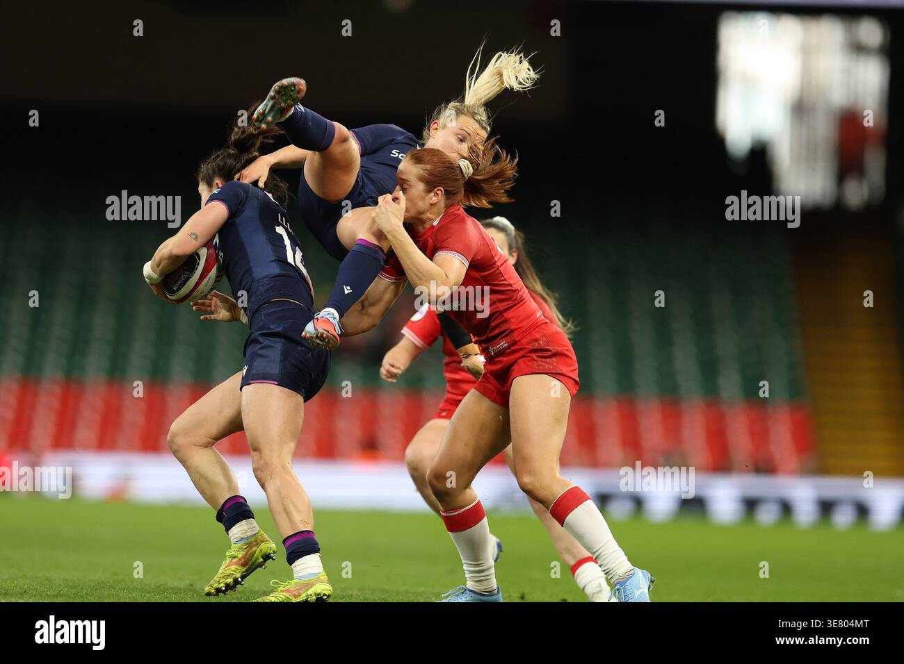 Cardiff, Regno Unito. 11 aprile 2026. Chloe Rollie della Scozia (c) prende un volo tra Rhona Lloyd of Scotland (l) e Lisa Neumann del Galles (r). Galles contro Scozia, 2026 Guinness Women's Six Nations match al Principality Stadium di Cardiff sabato 11 aprile 2026. foto di Andrew Orchard/Andrew Orchard Sports Photography/ Alamy Live News Credit: Andrew Orchard Sports Photography/Alamy Live News Foto Stock