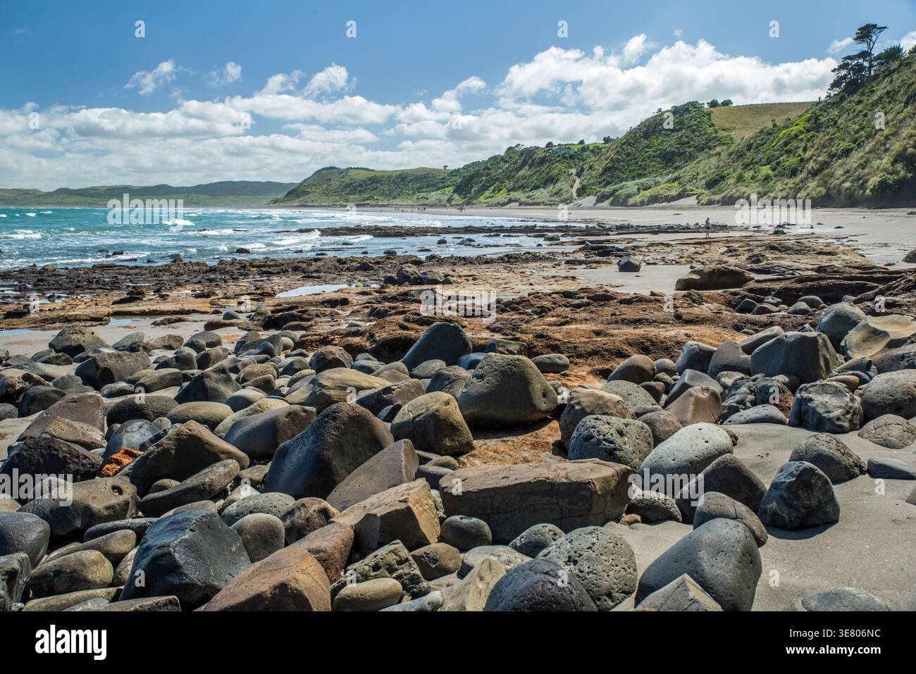 Spiaggia di Ngaranui dalla sua estremità rocciosa, Raglan, regione di Waikato, Isola del Nord, nuova Zelanda Foto Stock