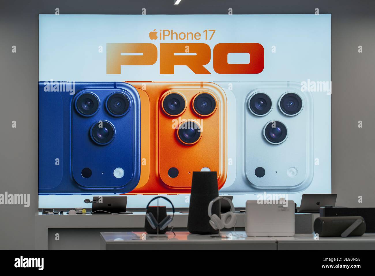 Banner Apple Store che mostra il nuovo iPhone 17 Pro in più colori, sistema di tripla fotocamera e design premium. Minsk, Bielorussia - 14 marzo 2026 Foto Stock