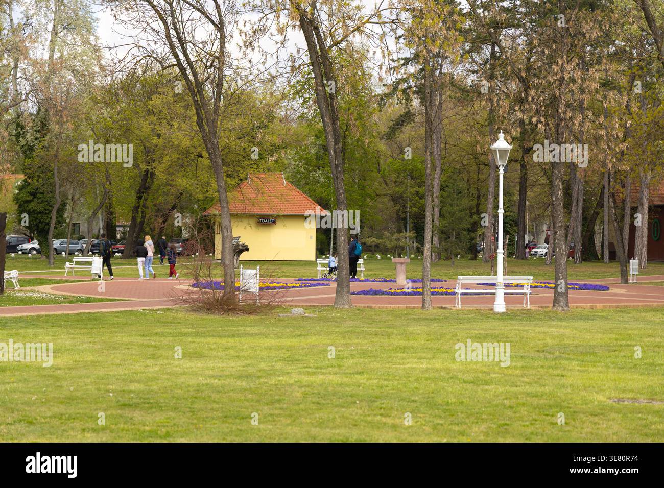 Toalet Yellow Building vicino al sentiero del parco Foto Stock