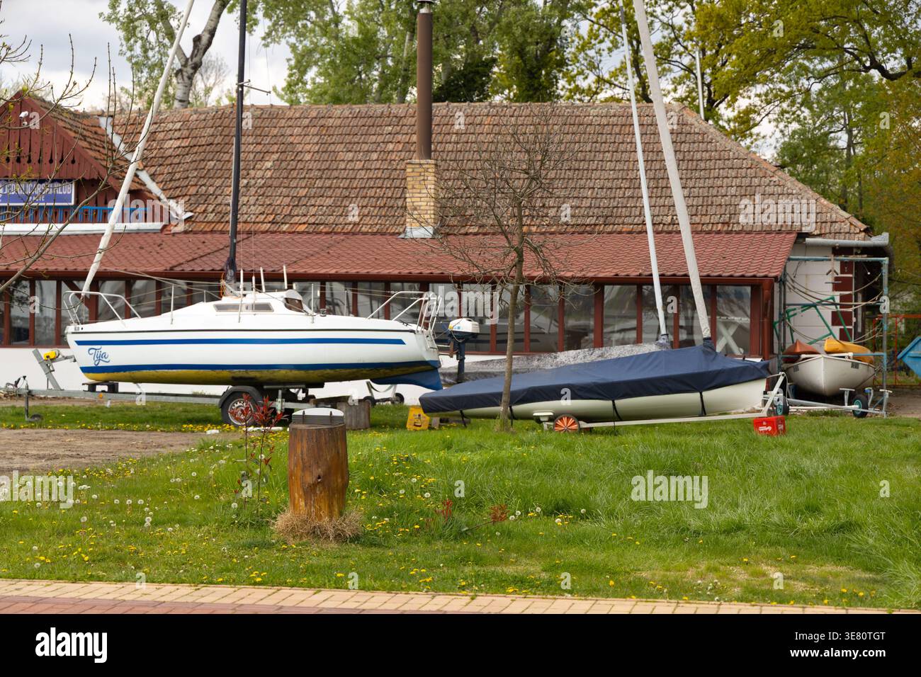 Tija Sailboat Yard vicino all'edificio piccolo Foto Stock