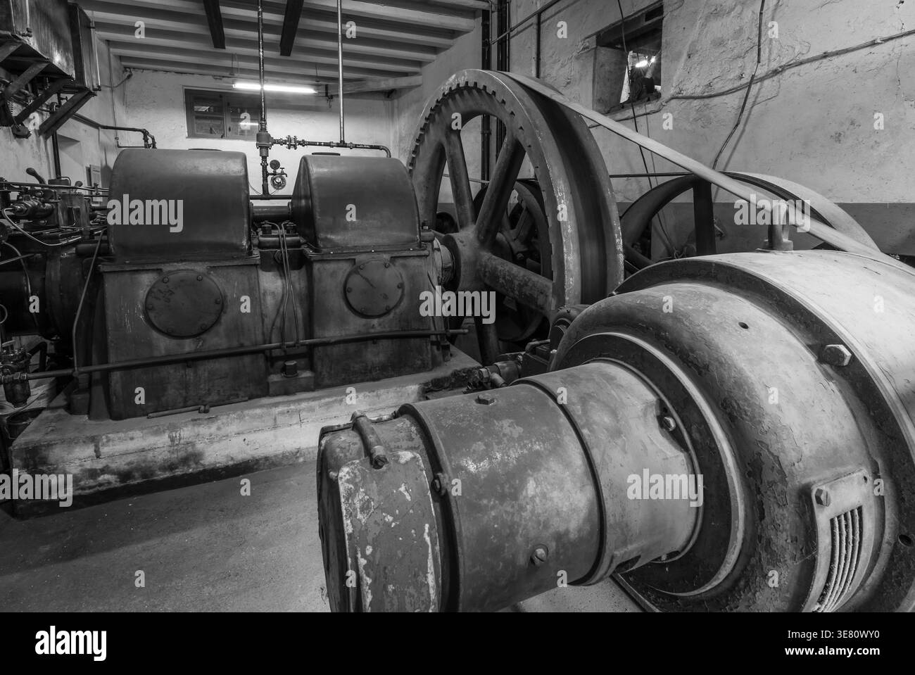 storico mulino in pietra in una fabbrica Foto Stock