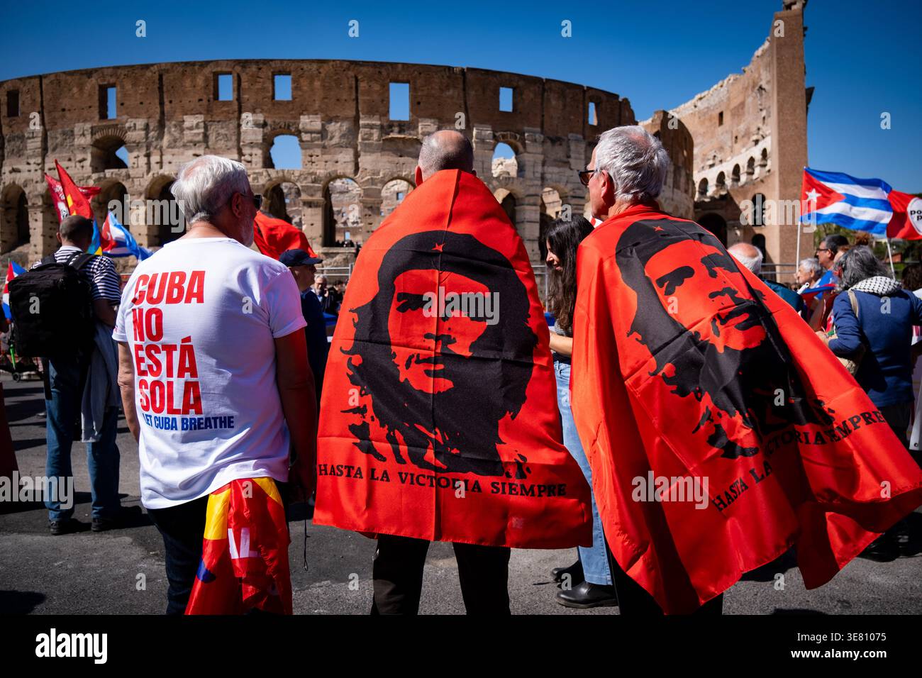 Roma, RM, Italia. 11 aprile 2026. Migliaia di persone si uniscono alla marcia in solidarietà con Cuba a Roma. La marcia mira a sensibilizzare e protestare contro l'inasprimento del blocco degli Stati Uniti, che sta strangolando la popolazione dell'isola, lasciandola senza petrolio e necessità di base. "Cuba non è sola" legge la maglietta. (Credit Image: © Marco di Gianvito/ZUMA Press Wire) SOLO PER USO EDITORIALE! Non per USO commerciale! Crediti: ZUMA Press, Inc./Alamy Live News Foto Stock