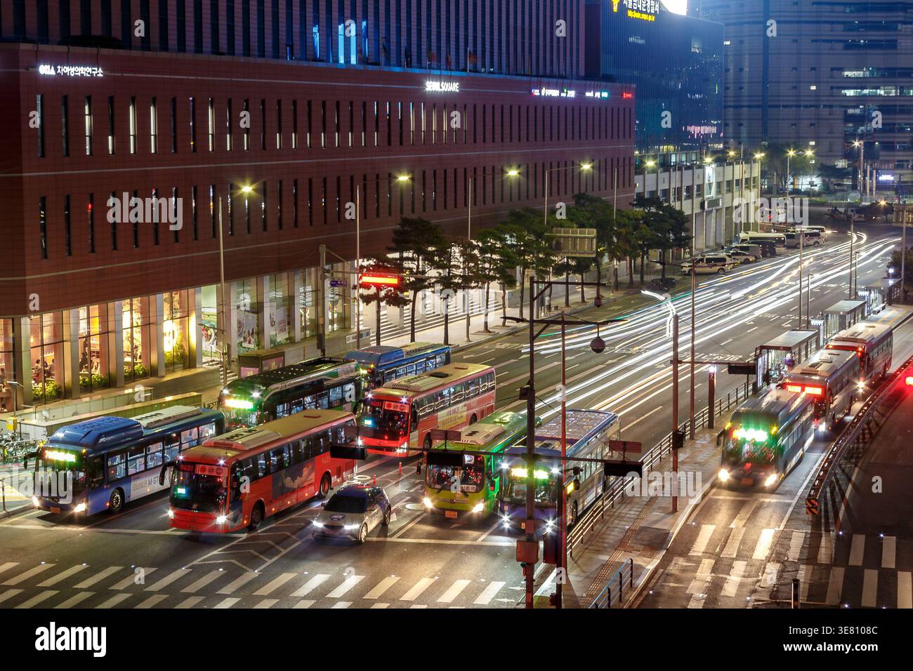 Scena notturna in via Cheongpa-ro a Jung-GU, Seoul, Corea del Sud. Diversi autobus sono allineati, con le loro luci che illuminano la strada. Foto Stock