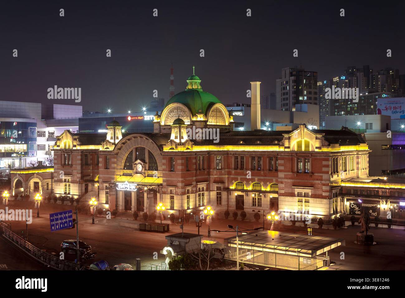 Facciata illuminata dello storico edificio della stazione di Seoul a Seoul, Corea del Sud, di notte Foto Stock
