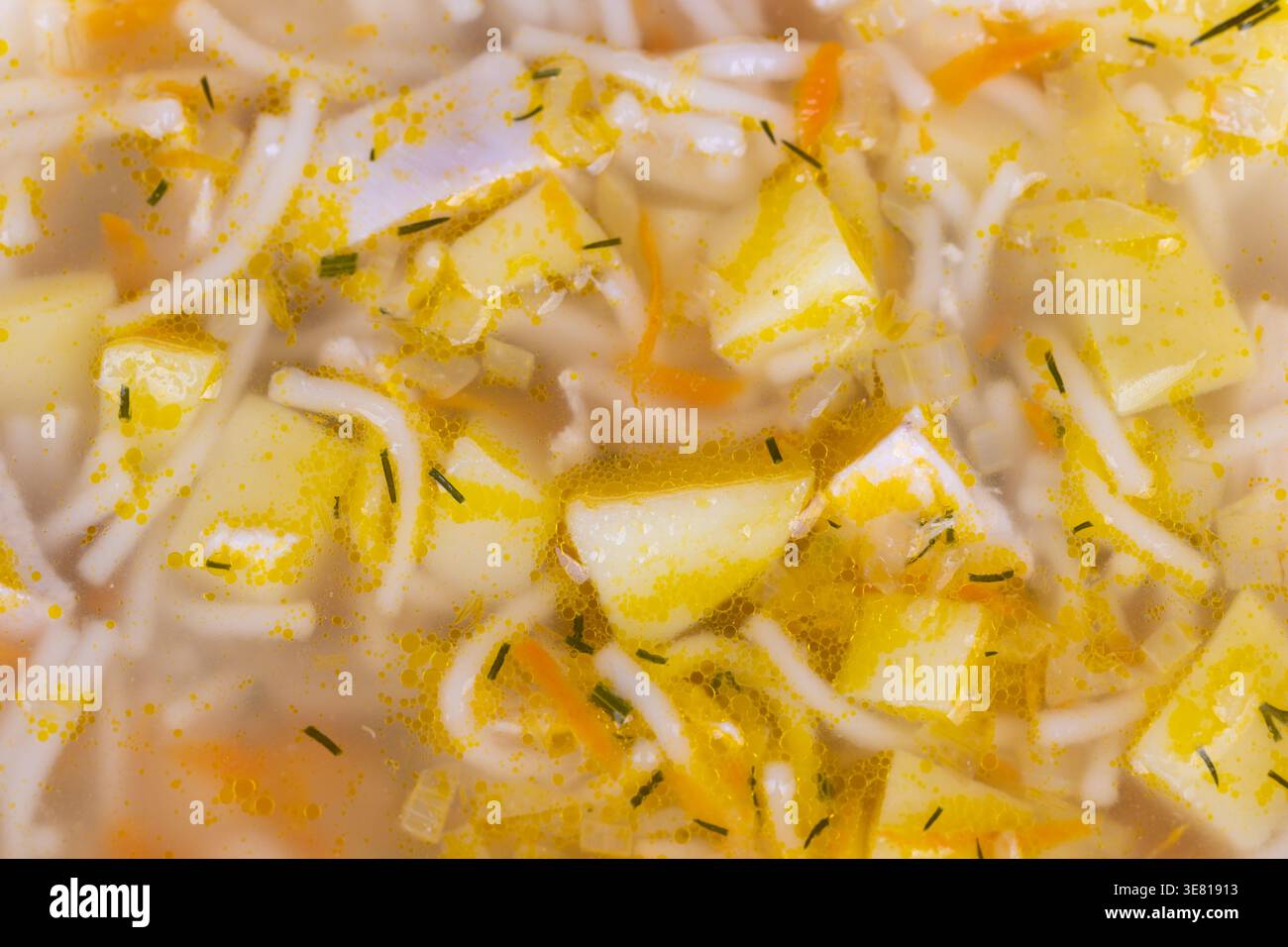Il brodo caldo e i morbidi spaghetti rilassano le ore notturne. La zuppa fatta in casa a tarda notte con verdure e spaghetti offre una carica rapida e accogliente durante lo studio Foto Stock
