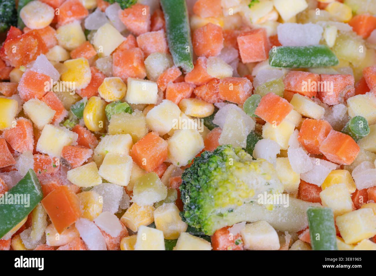 Mix di verdure surgelate con broccoli piccoli pezzi a dadini, facile porzionamento, preparazione del pranzo scolastico, contorno nutriente, praticità per i genitori impegnati Foto Stock