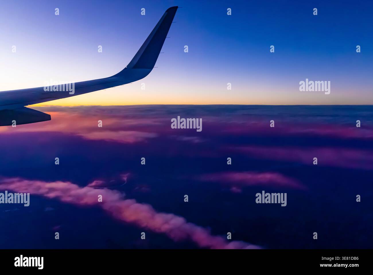 Nuvole al tramonto viste dall'alto durante un volo Delta da Detroit, Michigan, a San Diego, CA, USA Foto Stock