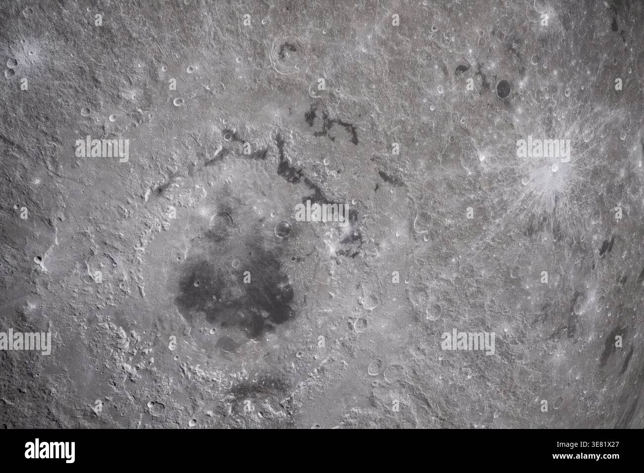 Anelli del bacino orientale sulla Luna, uno dei più giovani bacini di impatto, catturati durante il sorvolo lunare di Artemis II, il 6 aprile 2026, NASA Foto Stock