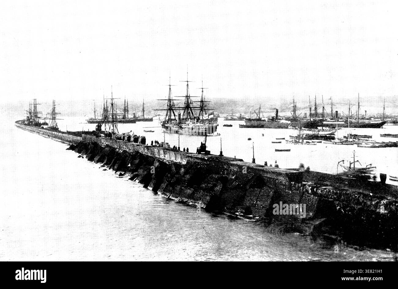 La guerra ispano-americana: Il porto di Las Palmas, la capitale del Grand Canary, ora fortificato dalla Spagna, nel 1898. "La settimana scorsa, a causa di qualche interruzione delle comunicazioni telegrafiche, ma anche di qualche astuto vantaggio temporaneo di quella condizione del mondo da parte delle parti interessate, è stato notevole per la pubblicazione di notizie false. Mercoledì 11 maggio, quando abbiamo notato le ultime notizie allora in corso, si è creduto che lo squadrone navale spagnolo, che ha lasciato Port St. Vincent, Isole Capo Verde, alla fine della settimana precedente, fosse andato a Cadice invece di attraversare l'Atlantico. Foto Stock