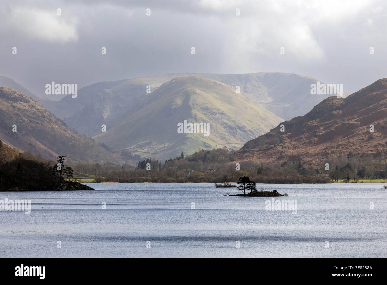 Lago Ullswater nel Lake District inglese, con Hartsop Dodd e Caudale Head in lontananza Foto Stock