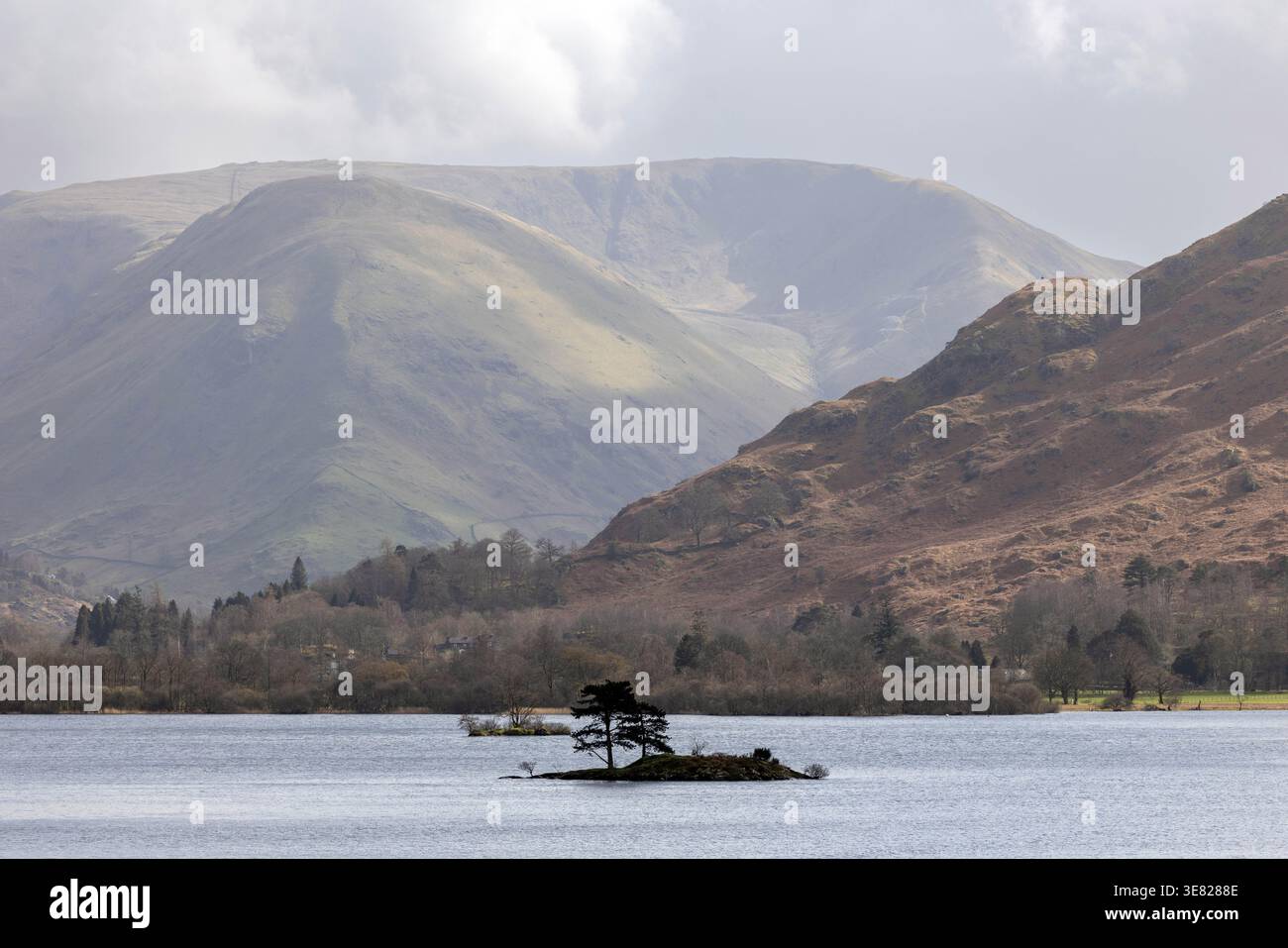 Lago Ullswater nel Lake District inglese, con Hartsop Dodd e Caudale Head in lontananza Foto Stock