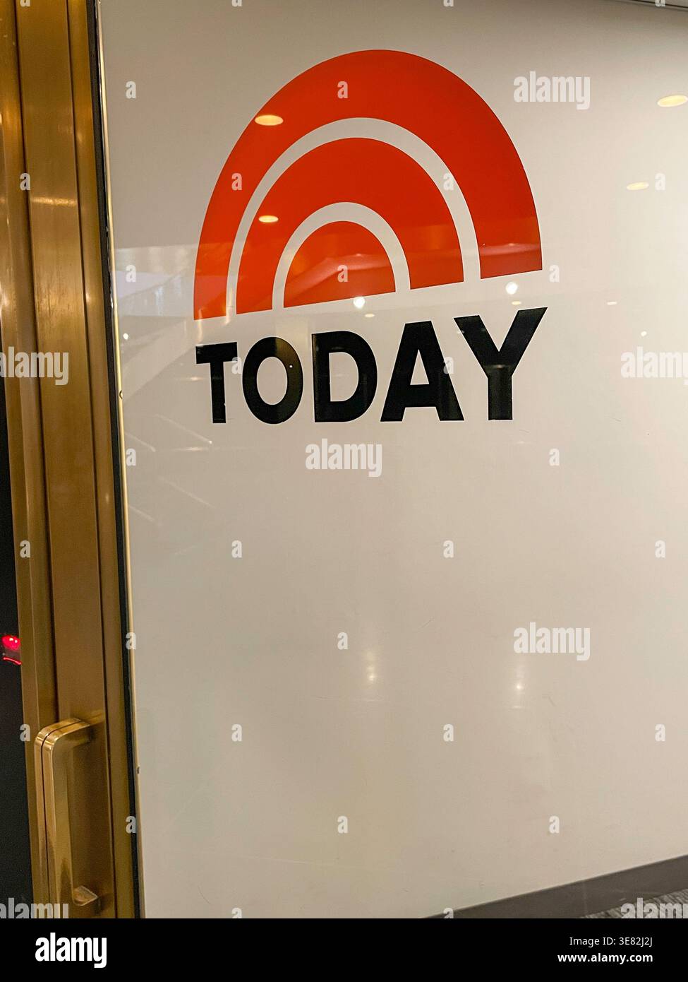 NBC News and Today Show Studio Accedi al Rockefeller Center, NYC, USA. 2026 - Immagine stock catturata con smartphone