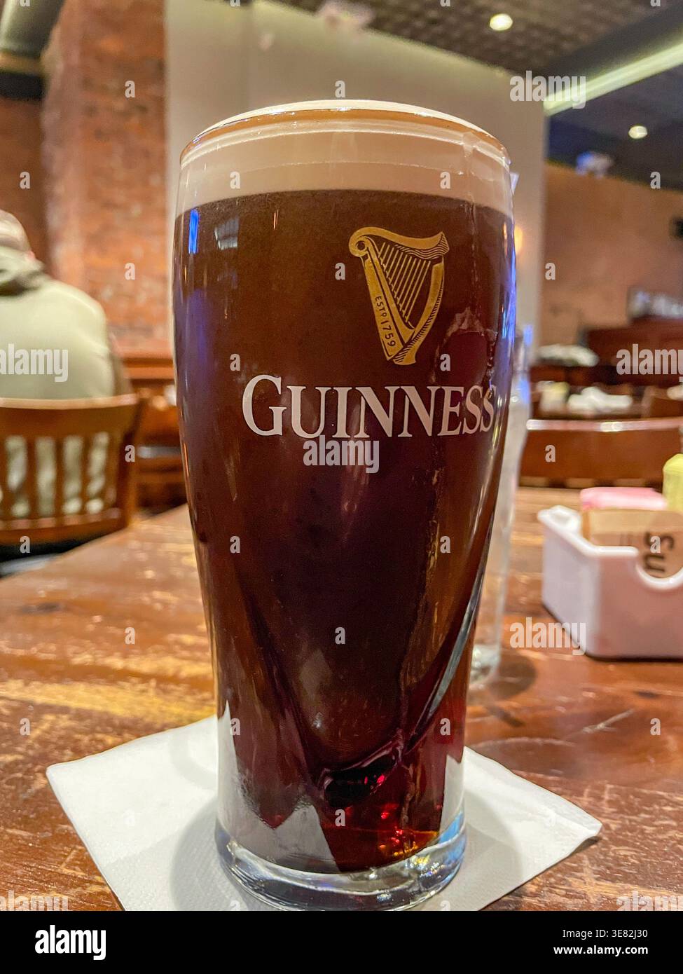 Guinness Stout è uno dei locali preferiti dai bar irlandesi, New York City, 2026, Stati Uniti - Immagine stock catturata con smartphone