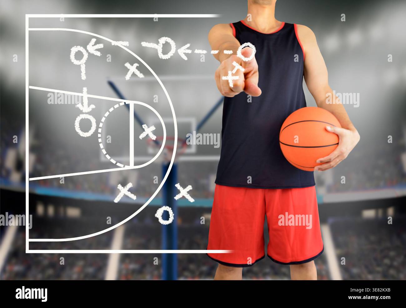 mano di un allenatore di pallacanestro che disegna una tattica di basket con gesso bianco sulla lavagna dello stadio dell'arena Foto Stock