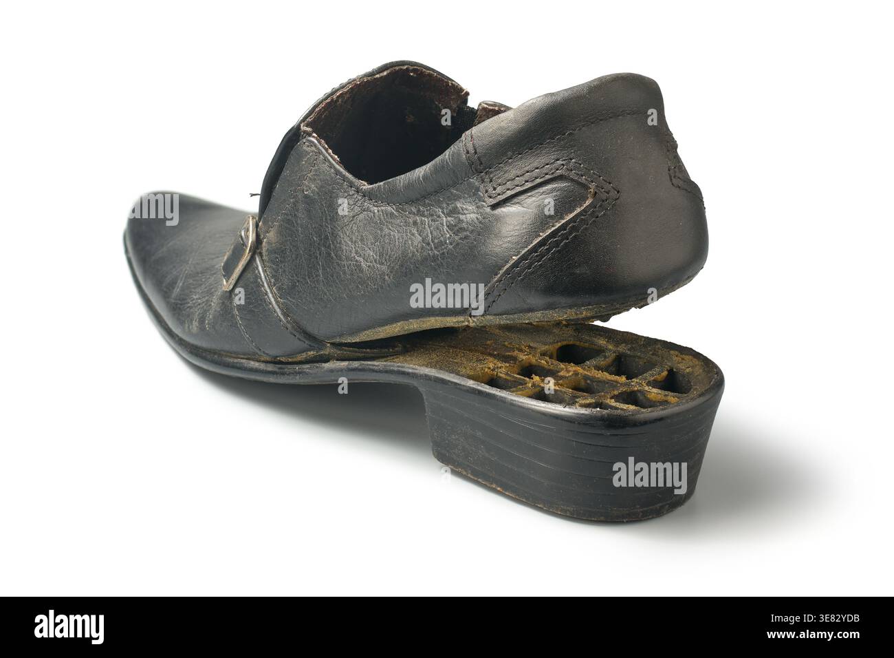 scarpa in pelle nera rotta sfondo bianco isolato, suola del tallone staccata dal cinturino, scarpe usate vecchie che mostrano la struttura interna, vista dell'angolo posteriore Foto Stock