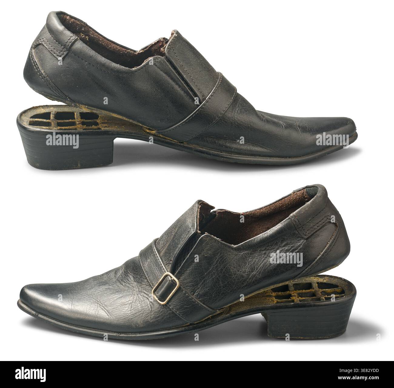 scarpa in pelle nera rotta con sfondo bianco isolato, tallone staccato dalla suola che mostra griglia interna e residui di colla, vista laterale in diverse angolazioni Foto Stock