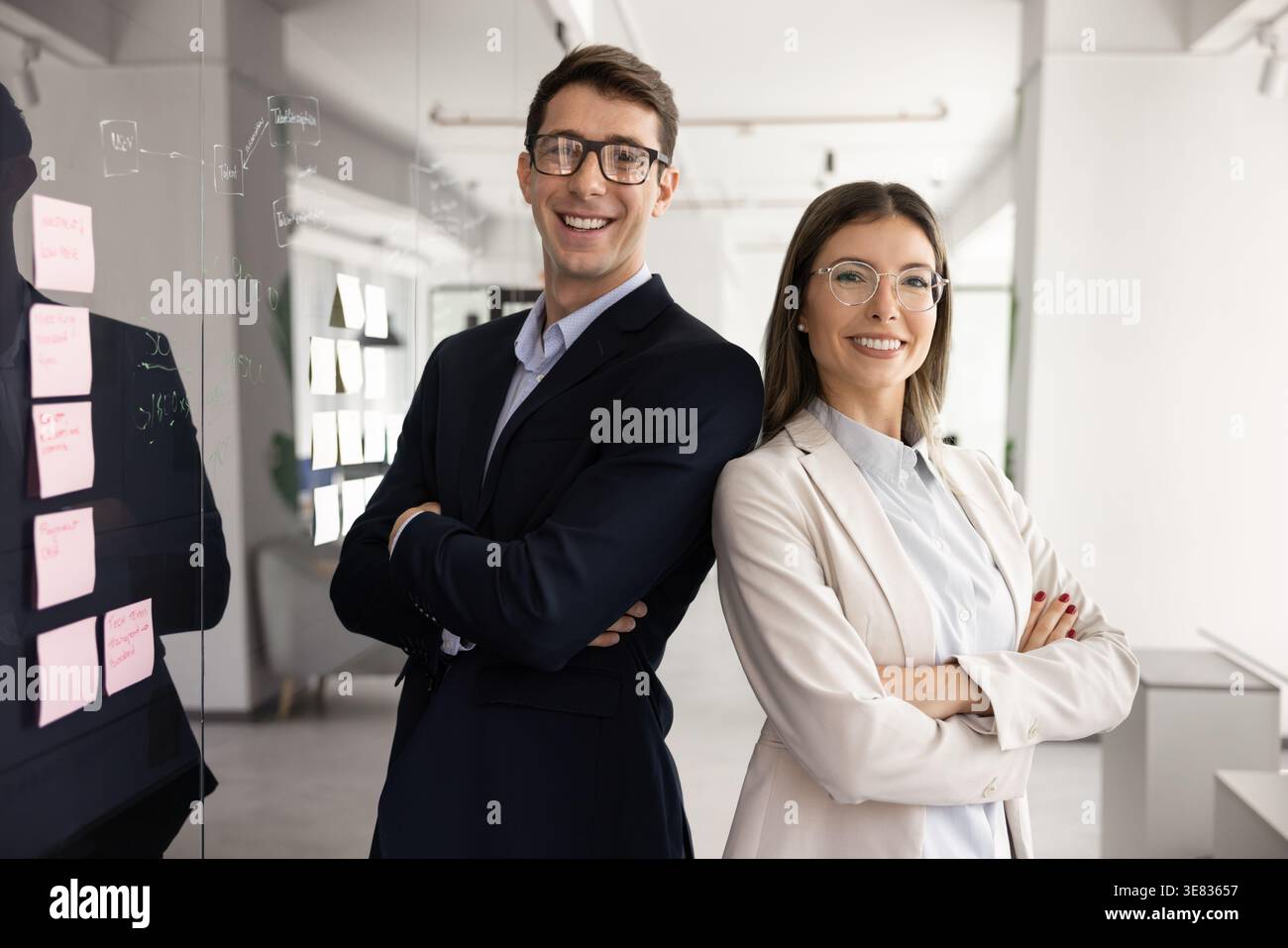 Due partner aziendali sicuri che si uniscono sul posto di lavoro Foto Stock