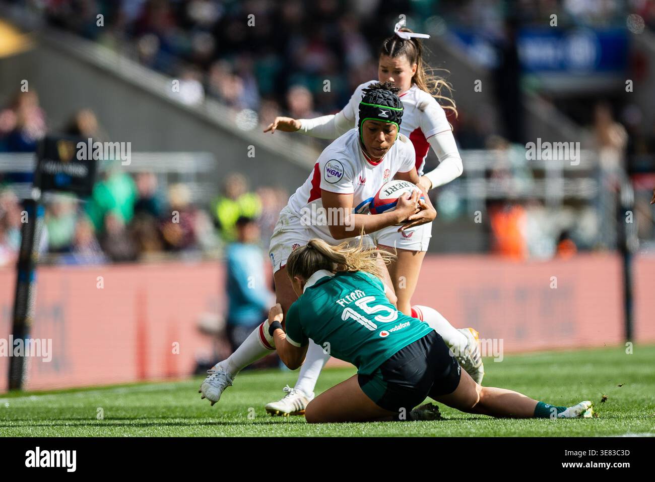 Sadia Kabeya, Inghilterra, sotto la pressione di Stacey Flood of Ireland, durante la 39 partita di rugby a 15 femminile del 2026 tra Inghilterra e Irlanda dell'11 aprile 2026 all'Allianz Stadium di Twickenham, Inghilterra Foto Stock