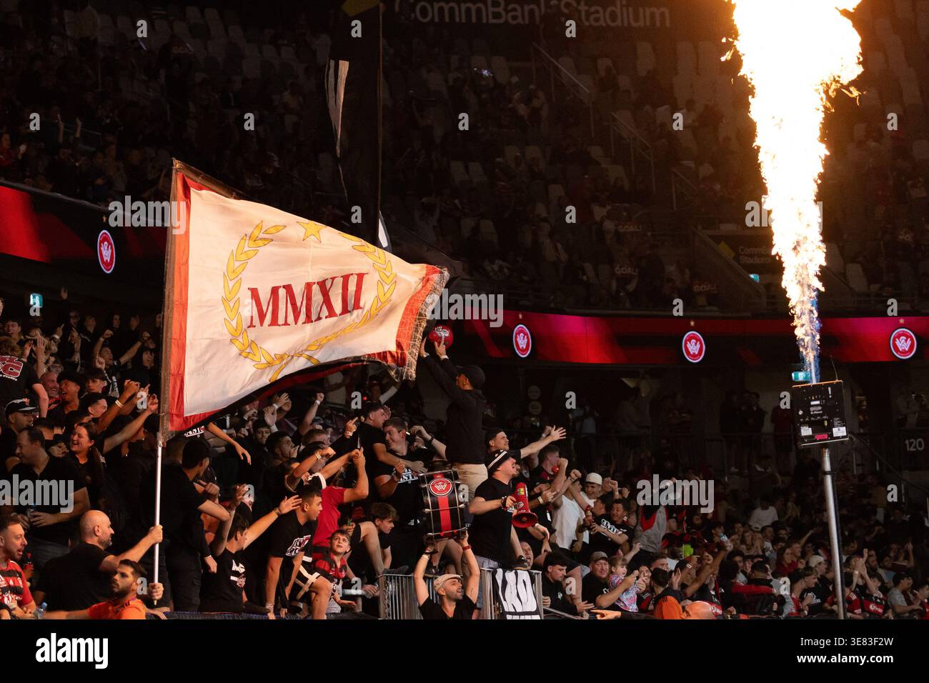 Sydney, Australia. 11 aprile 2026. I fan della base dei Western Sydney Wanderers (RBB) fanno il tifo per la loro squadra mentre i Wanderers combattono contro i rivali del Sydney FC. Foto Stock