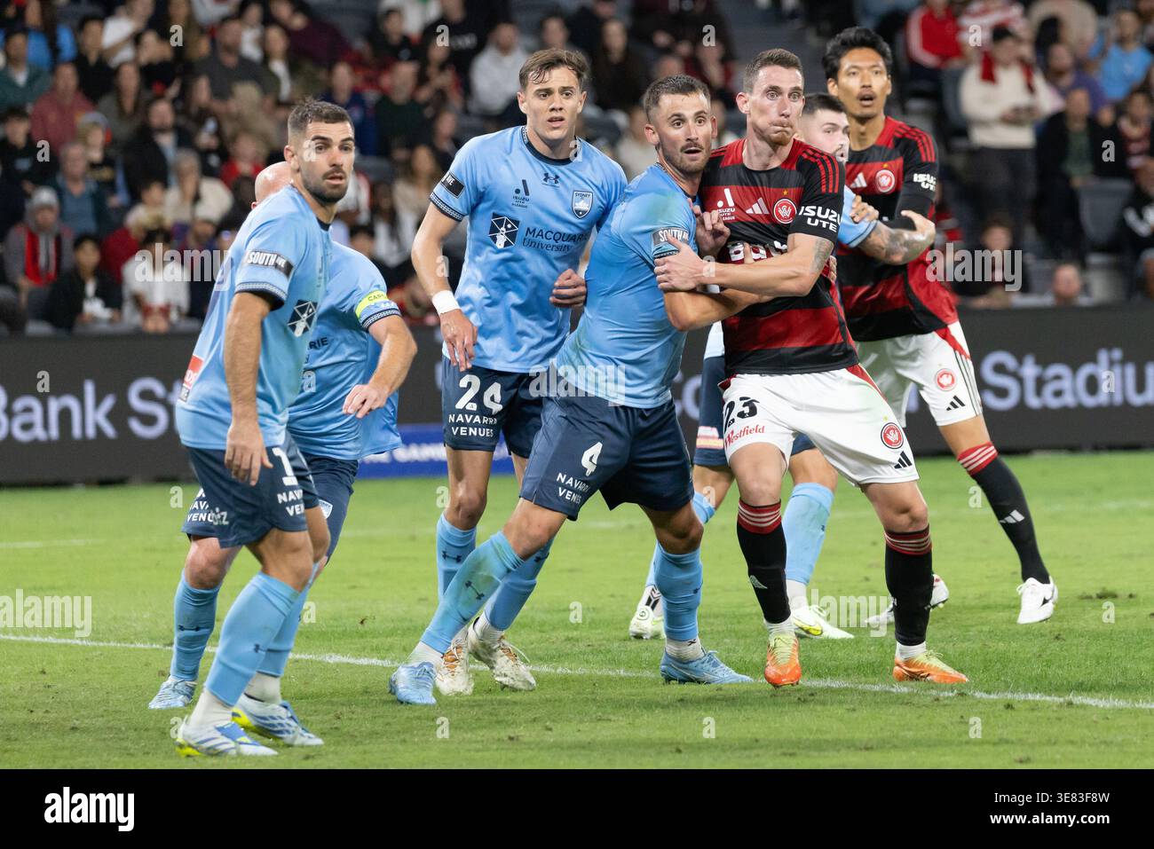 Sydney, Australia. 11 aprile 2026. Jordan Courtney-Perkins (4) del Sydney FC combatte con Bozhidar Kraev (23) dei Western Sydney Wanderers. Foto Stock
