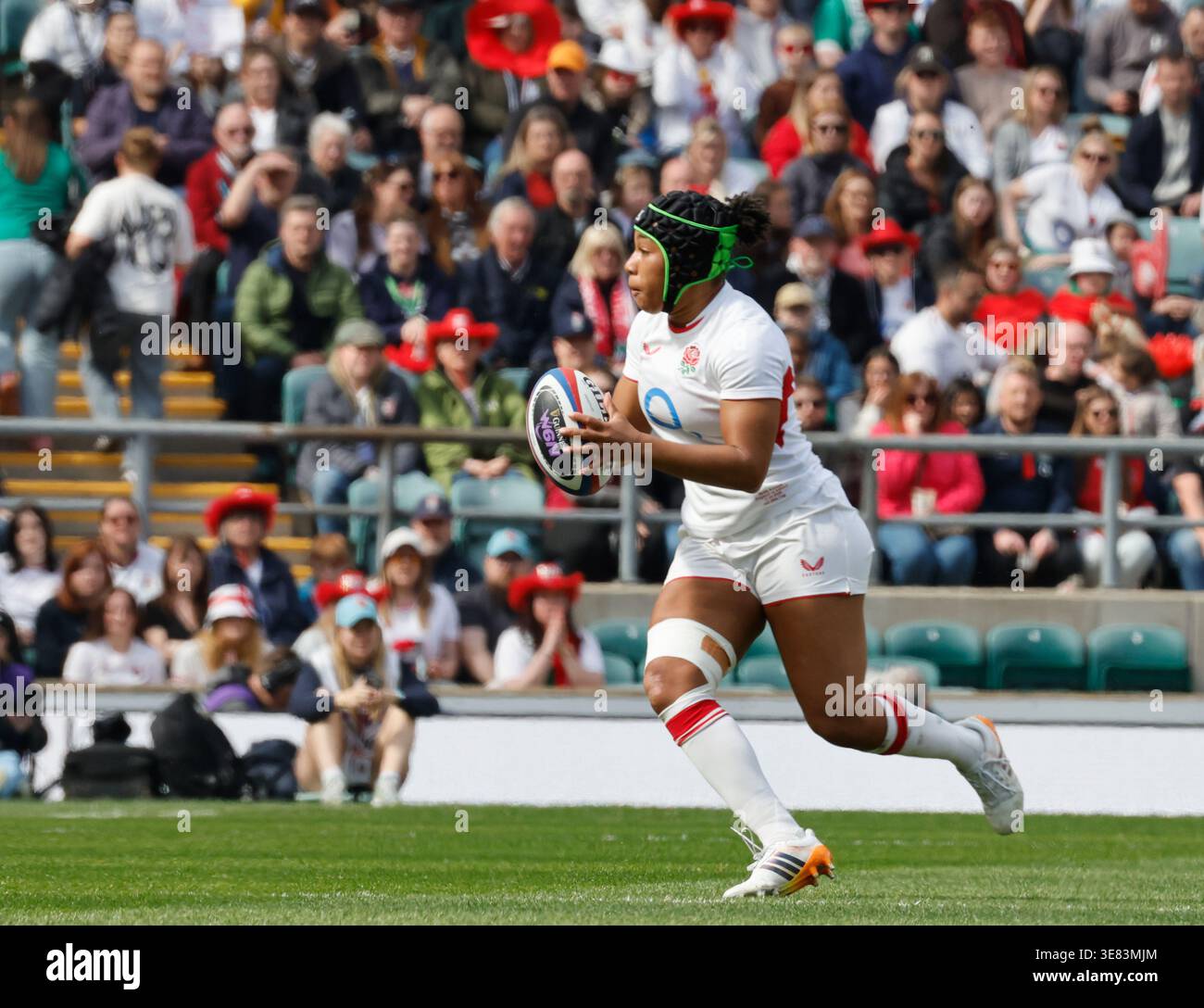 Twickenham, Londra l'11 aprile 2026. L'Inghilterra (Red Roses) Sadia Kabeya (Loughborough Lightning) in azione durante la Guinness Women's Six Nations Match tra Inghilterra Red Roses e Irlanda all'Allianz Stadium di Twickenham, Londra, l'11 aprile 2026 Credit: Action foto Sport/Alamy Live News Foto Stock