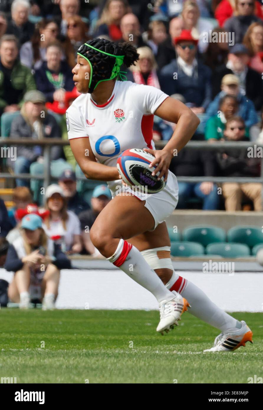 Twickenham, Londra l'11 aprile 2026. L'Inghilterra (Red Roses) Sadia Kabeya (Loughborough Lightning) in azione durante la Guinness Women's Six Nations Match tra Inghilterra Red Roses e Irlanda all'Allianz Stadium di Twickenham, Londra, l'11 aprile 2026 Credit: Action foto Sport/Alamy Live News Foto Stock