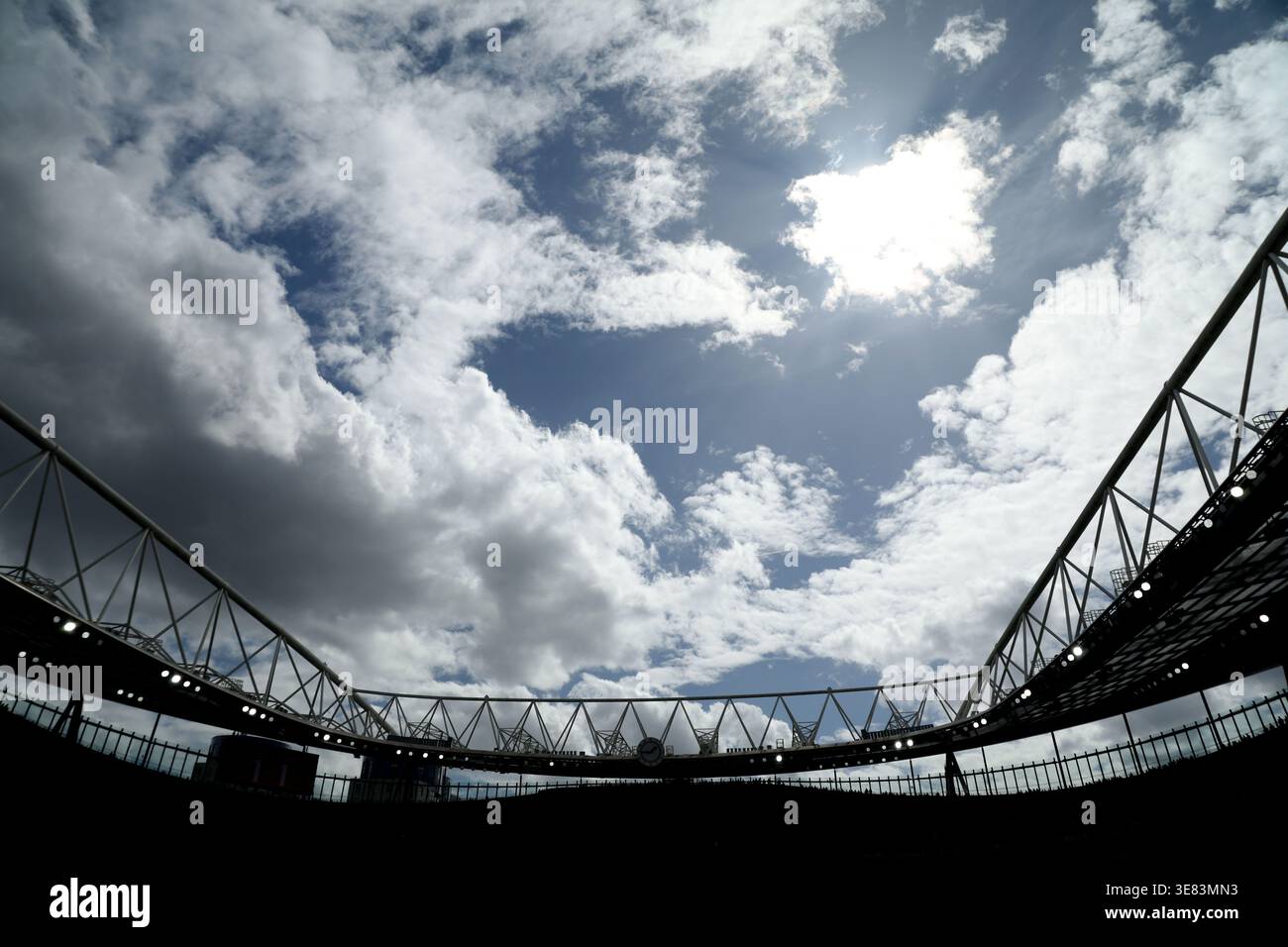 Londra, Regno Unito. 11 aprile 2026. Cieli azzurri e nuvole sopra lo stadio durante la partita Arsenal vs AFC Bournemouth EPL, all'Emirates Stadium, Londra, Regno Unito, l'11 aprile 2026. Crediti: Paul Marriott/Alamy Live News Foto Stock
