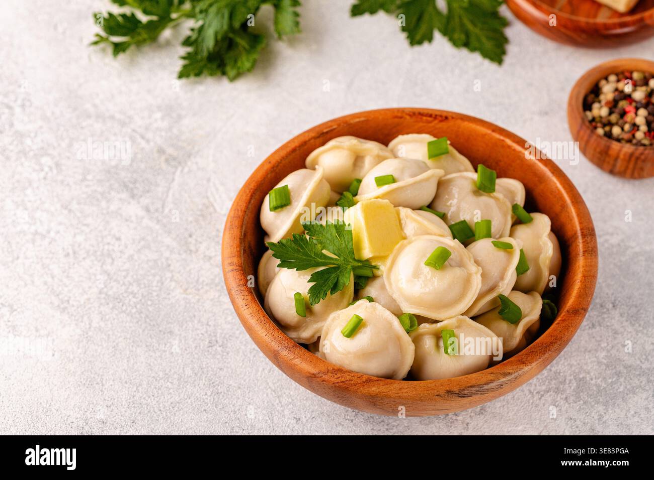 Gnocchi di carne fatti in casa - pelmeni russi. Gnocchi, ripieni di carne, ravioli. Foto Stock