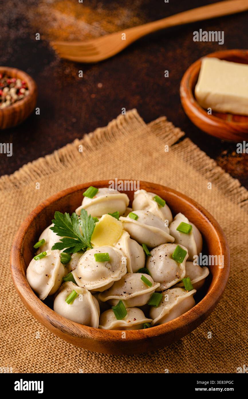Gnocchi di carne fatti in casa - pelmeni russi. Gnocchi, ripieni di carne, ravioli. Foto Stock