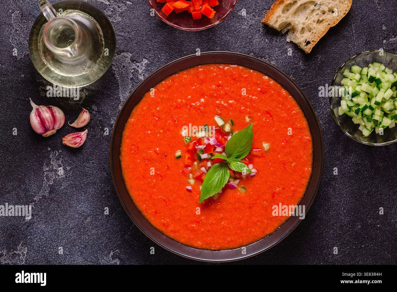 Zuppa di gazpacho. Tradizionale zuppa di pomodoro fredda spagnola di verdure fresche crude, vista dall'alto. Foto Stock