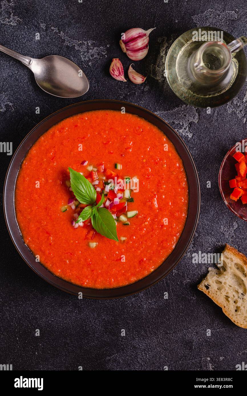 Zuppa di gazpacho. Tradizionale zuppa di pomodoro fredda spagnola di verdure fresche crude, vista dall'alto. Foto Stock