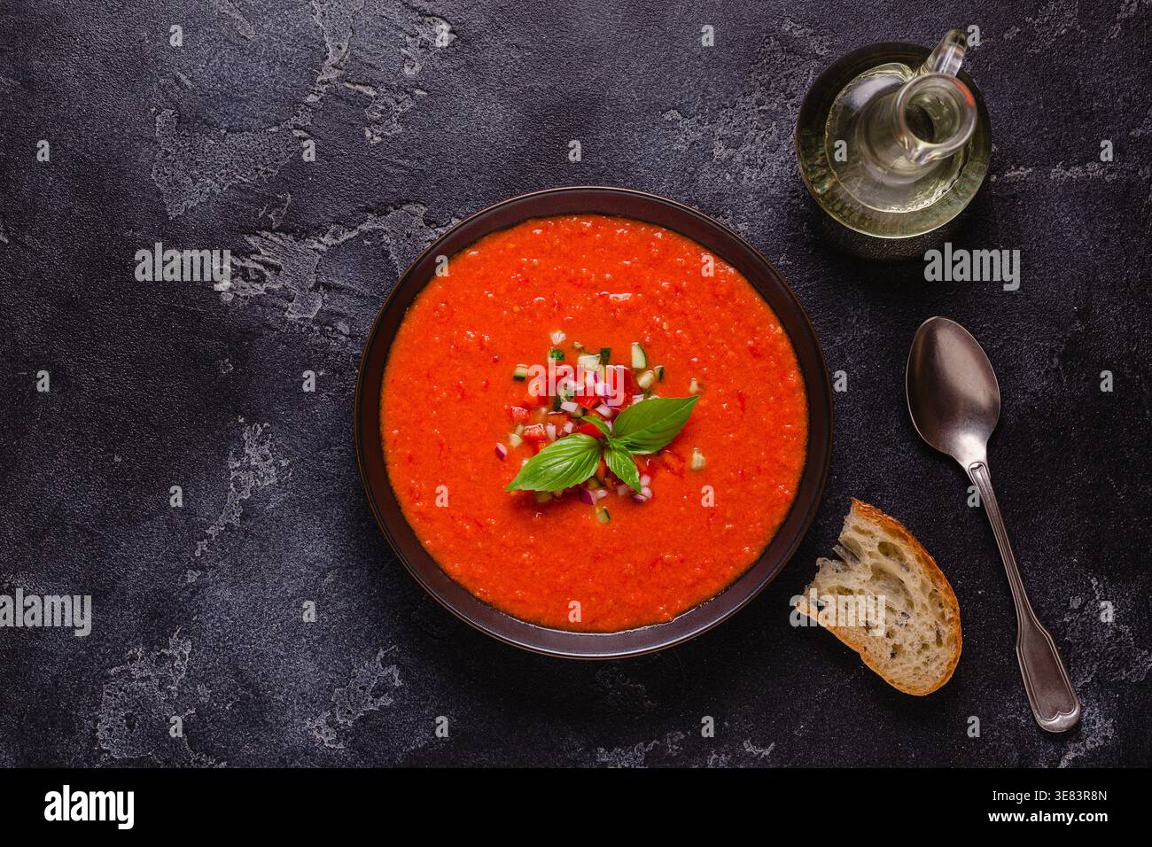 Zuppa di gazpacho. Tradizionale zuppa di pomodoro fredda spagnola di verdure fresche crude, vista dall'alto. Foto Stock