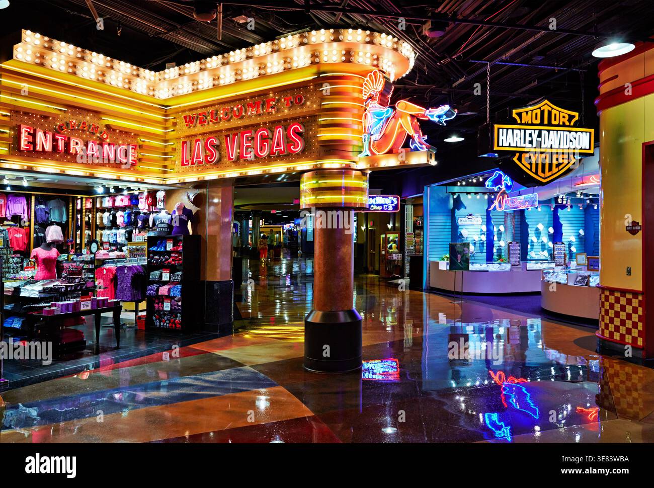 Camminando attraverso l'entrata di Las Vegas si vede l'iconico cartello e l'MGM Grand Hotel. I negozi e le luci accese attraggono i visitatori. Foto Stock