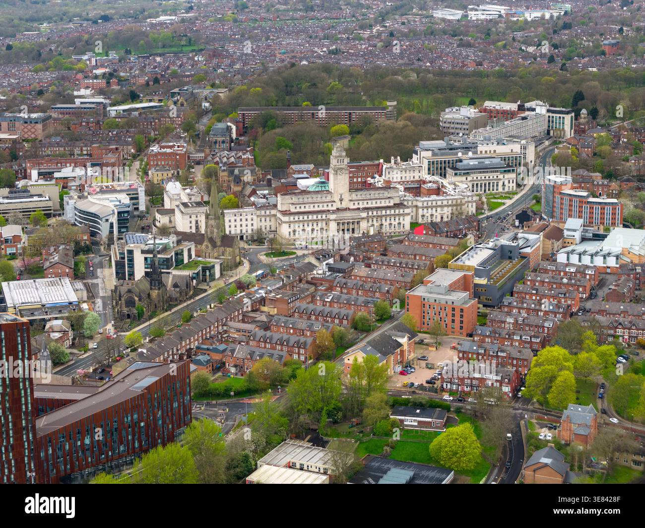 Ampia vista aerea del centro di Leeds con drone, che mette in risalto la torre dell'orologio dell'Università di Leeds, con le strade residenziali circostanti e gli spazi verdi nei dintorni Foto Stock