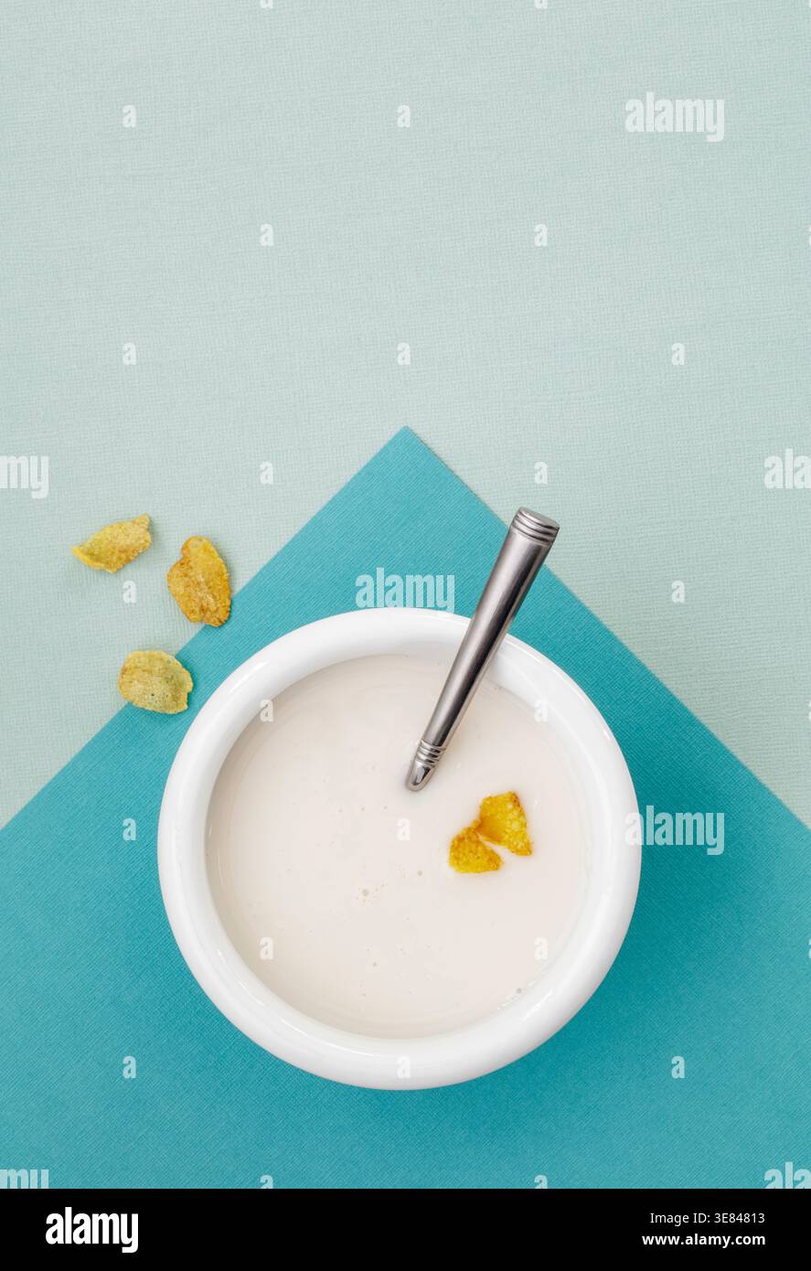 Ciotola di latte di mandorla con fiocchi di mais Foto Stock