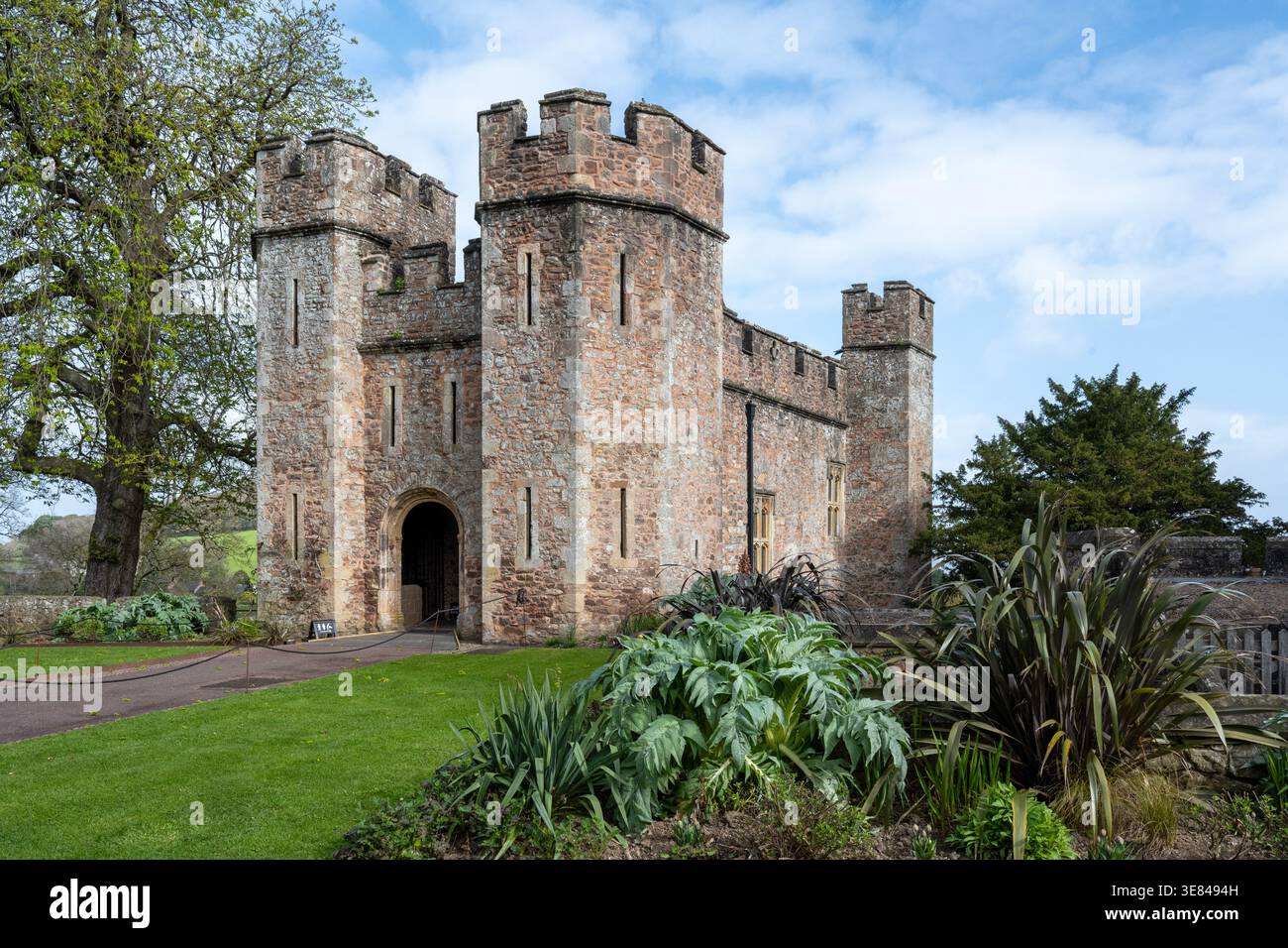 Castello di Dunster - residenza di campagna ed ex castello di motte e bailey, Dunster, Somerset, Inghilterra, Regno Unito - veduta della grande porta d'ingresso Foto Stock