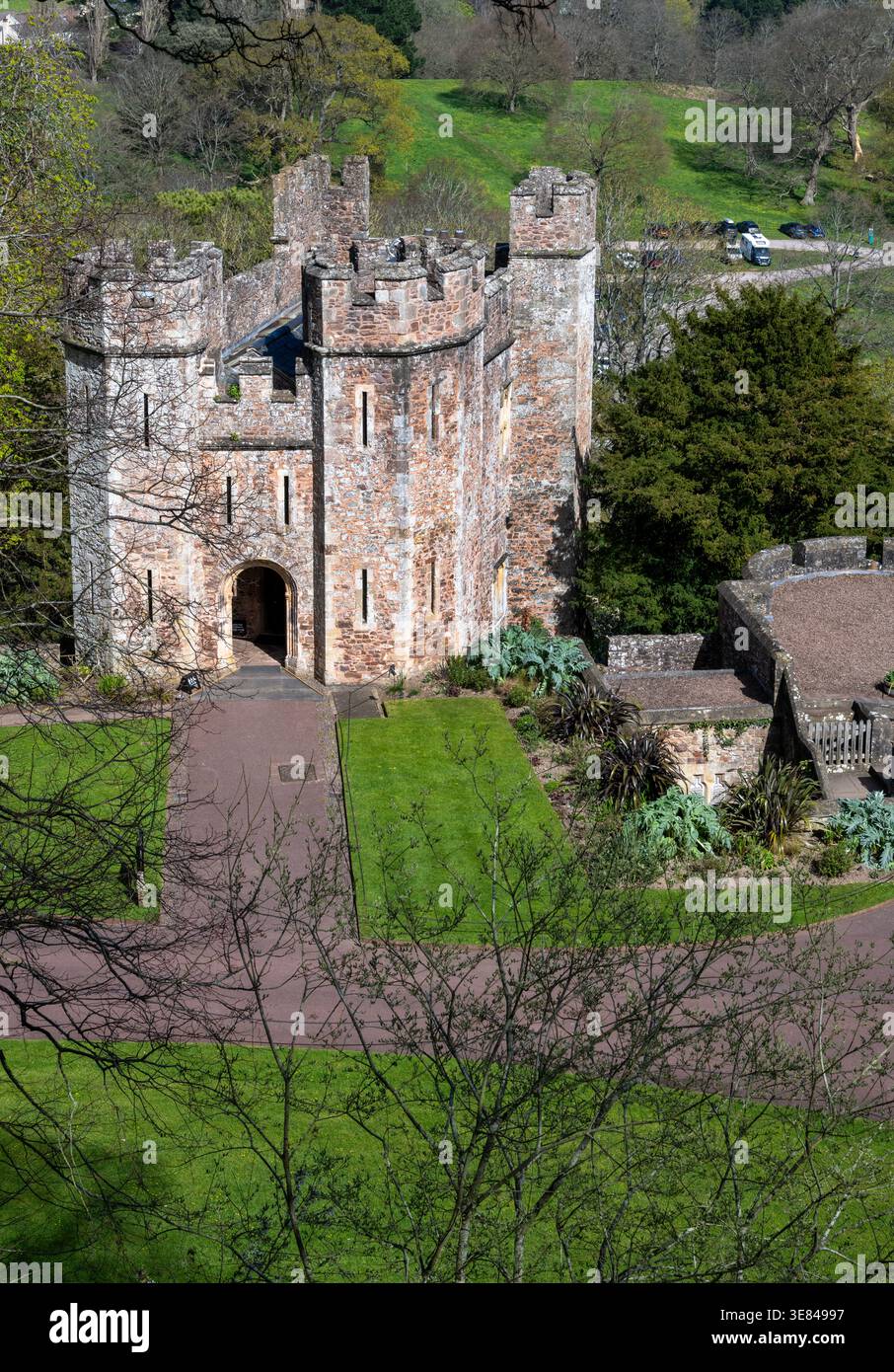 Castello di Dunster - residenza di campagna ed ex castello di motte e bailey, Dunster, Somerset, Inghilterra, Regno Unito - veduta della grande porta d'ingresso Foto Stock