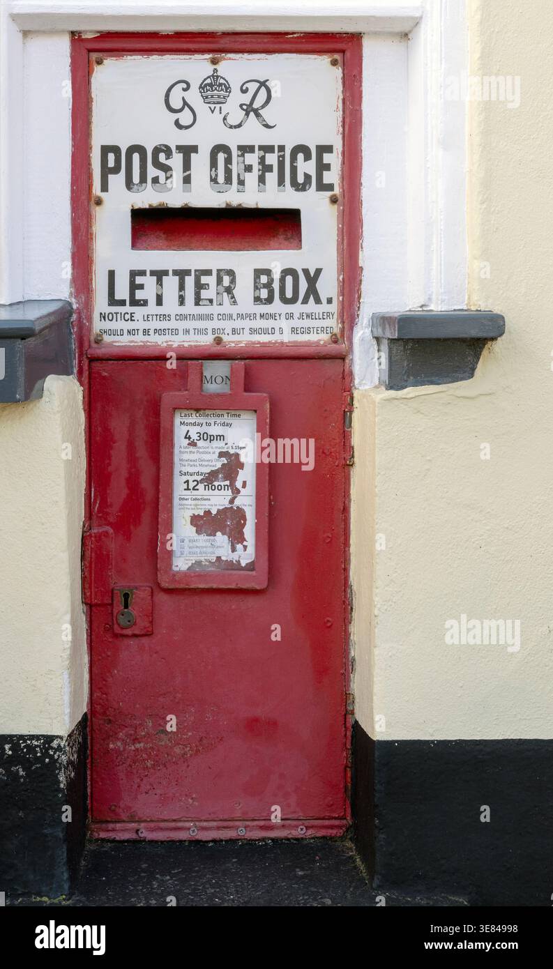 Casella postale georgiana - Ludlow Box Type - situata nel muro presso la casella postale di Dunster numero TA24 77, High Street, Dunster, Somerset, Regno Unito Foto Stock
