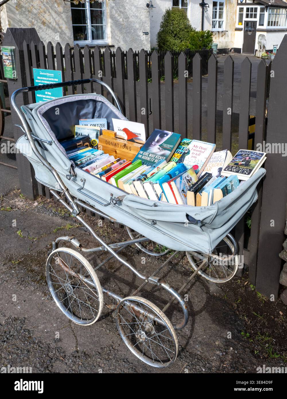 La carrozza vintage Marmet viene usata come sito di scambio di libri Foto Stock