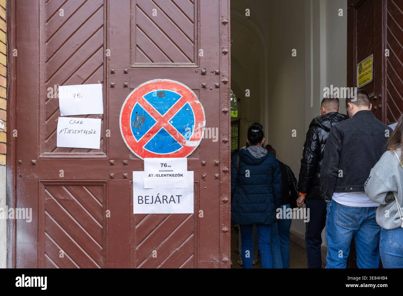 Budapest, Ungheria. 12 aprile 2026. Elettori in attesa di un seggio elettorale durante le elezioni parlamentari ungheresi del 2026 a Budapest. Crediti: Bence Árpási/Alamy Live News Foto Stock