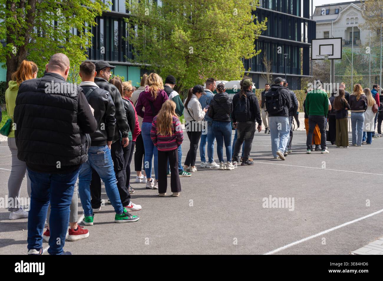 Budapest, Ungheria. 12 aprile 2026. Elettori in attesa di un seggio elettorale durante le elezioni parlamentari ungheresi del 2026 a Budapest. Crediti: Bence Árpási/Alamy Live News Foto Stock
