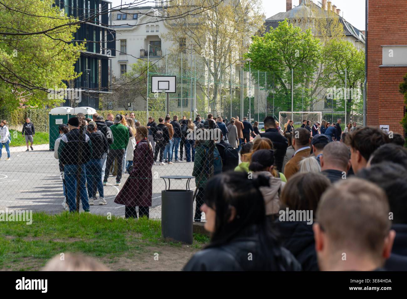 Budapest, Ungheria. 12 aprile 2026. Elettori in attesa di un seggio elettorale durante le elezioni parlamentari ungheresi del 2026 a Budapest. Crediti: Bence Árpási/Alamy Live News Foto Stock