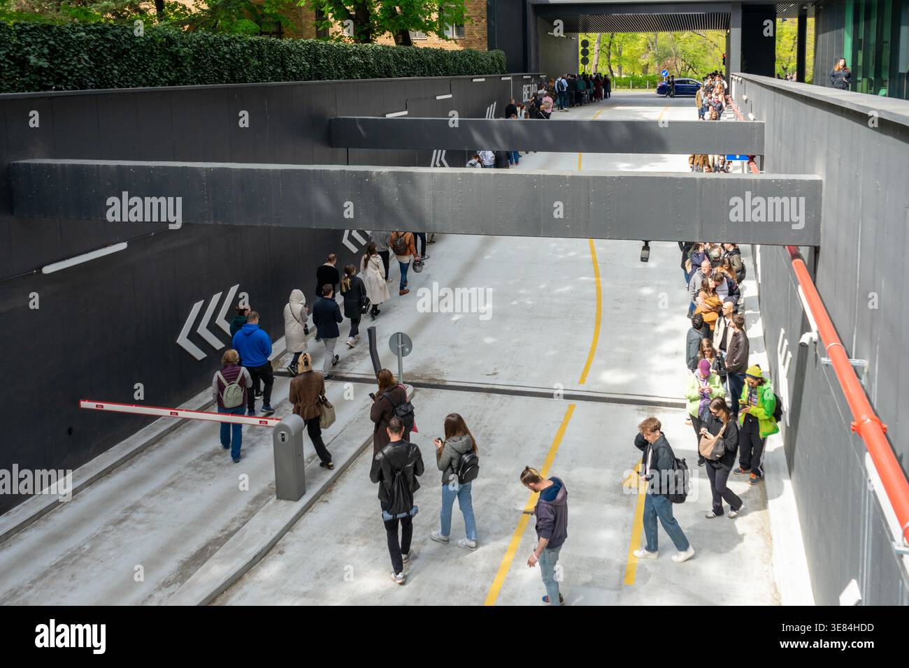 Budapest, Ungheria. 12 aprile 2026. Elettori in attesa per strada in un seggio elettorale durante le elezioni parlamentari ungheresi del 2026 a Budapest. Crediti: Bence Árpási/Alamy Live News Foto Stock