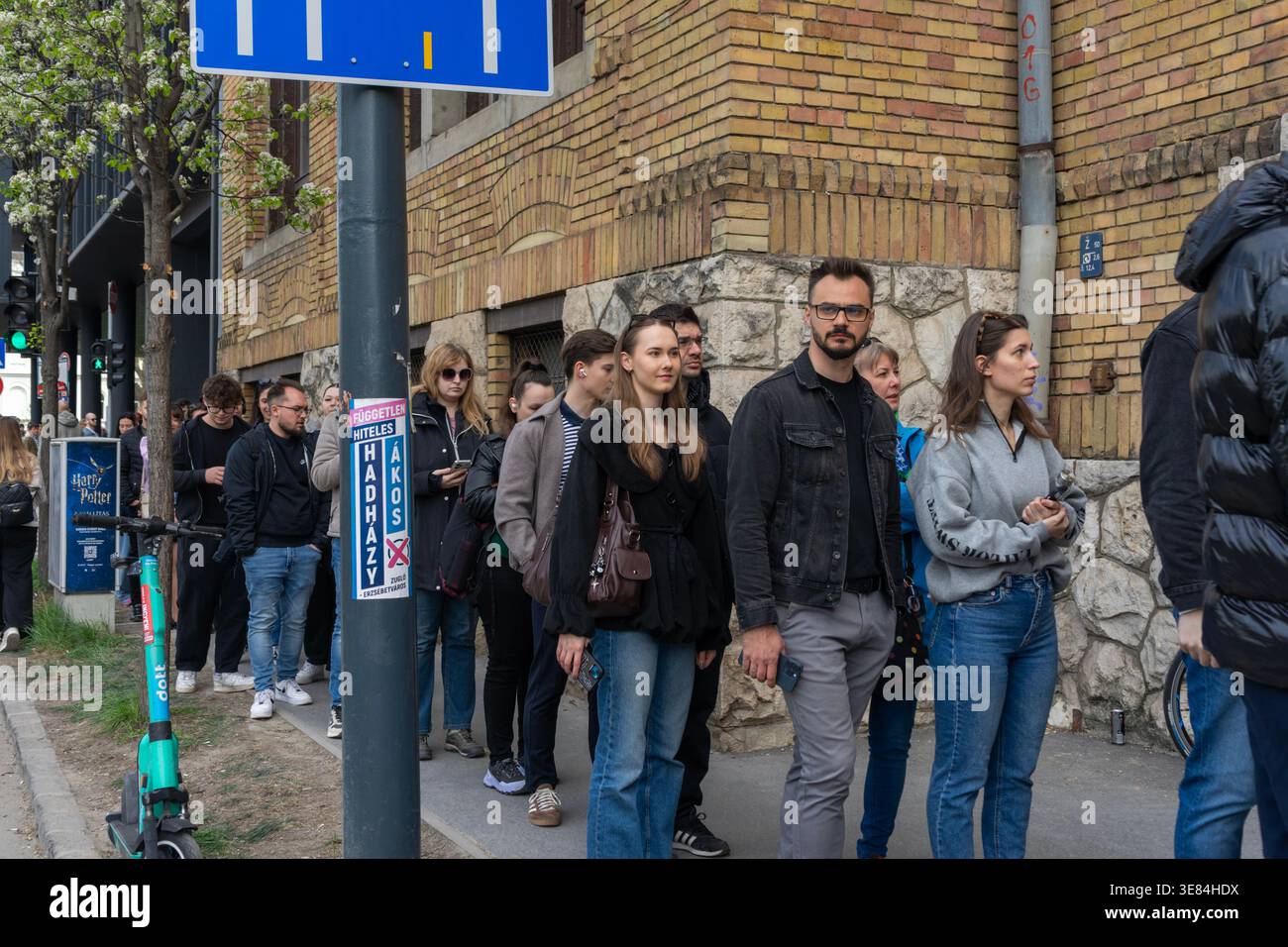Budapest, Ungheria. 12 aprile 2026. Elettori in attesa per strada in un seggio elettorale durante le elezioni parlamentari ungheresi del 2026 a Budapest. Crediti: Bence Árpási/Alamy Live News Foto Stock