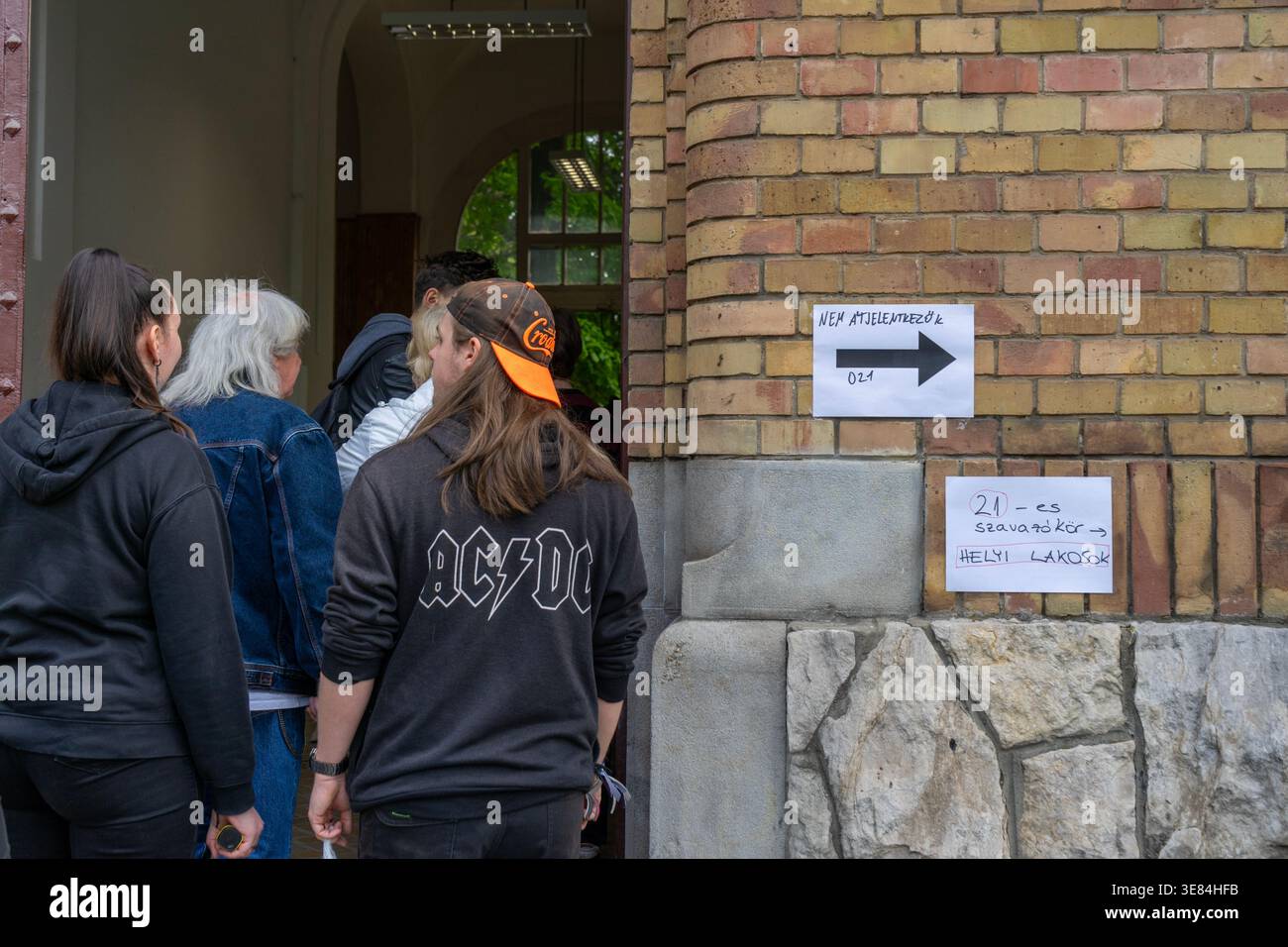 Budapest, Ungheria. 12 aprile 2026. Elettori in attesa di un seggio elettorale durante le elezioni parlamentari ungheresi del 2026 a Budapest. Crediti: Bence Árpási/Alamy Live News Foto Stock
