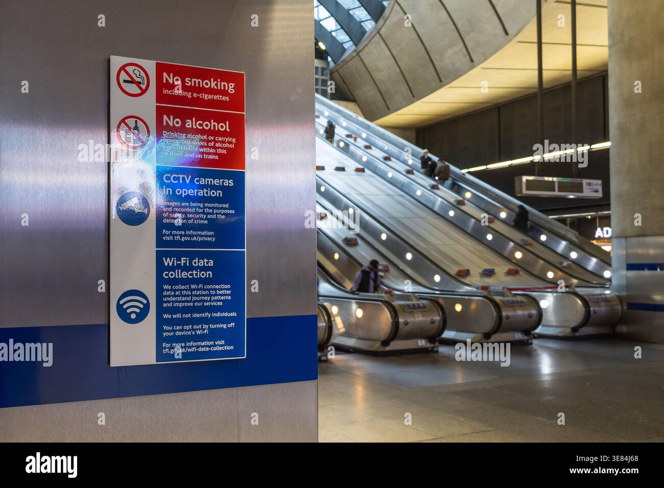 Le regole sono segnalate da scale mobili in una moderna stazione della metropolitana Foto Stock